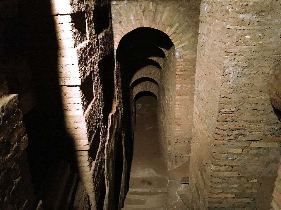Paris : Elle fait une chute de cinq mètres en tentant de pénétrer dans les catacombes !