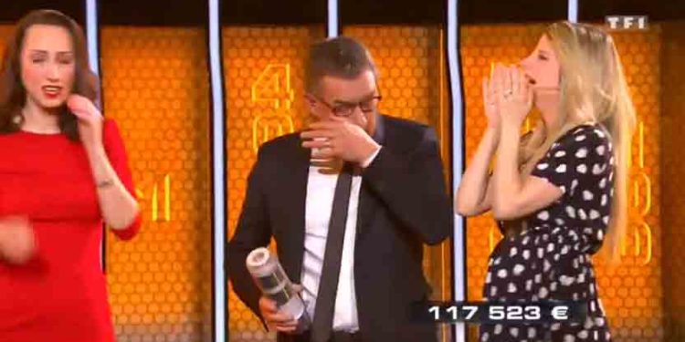 The Wall : Christophe Dechavanne en larmes à la fin du jeu après la victoire de deux candidates !