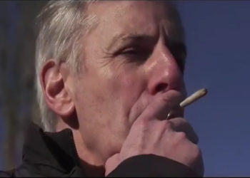 Dossier Tabou : Bernard de La Villardière fume un joint avant de montrer ses réactions au volant d&rsquo;une voiture !