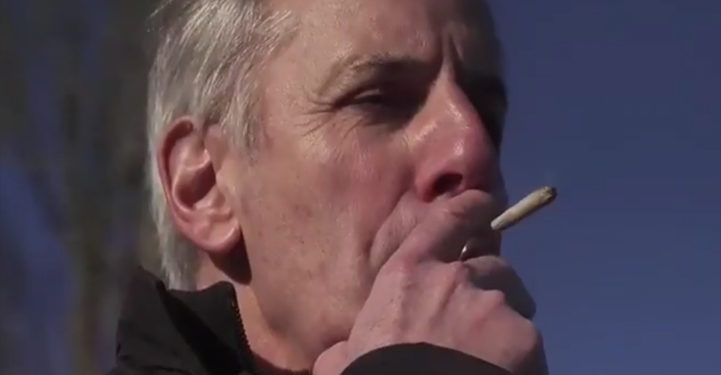 Dossier Tabou : Bernard de La Villardière fume un joint avant de montrer ses réactions au volant d&rsquo;une voiture !