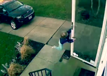Une petite fille s&rsquo;envole en ouvrant la porte de son domicile !