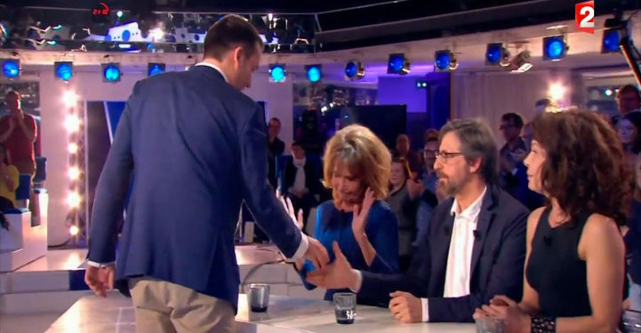 Clémentine Célarié ne serre pas la main de Florian Philippot invité dans l&rsquo;émission « ONPC »