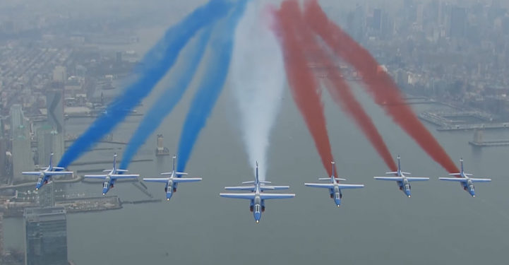 Les superbes images de la patrouille de France survolant la statue de la liberté !
