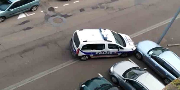 Roanne : La police oublie de mette le frein à main, la voiture s’encastre dans un véhicule stationné !
