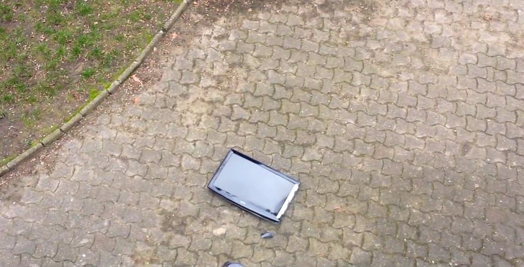 Un particulier jette sa télévision par la fenêtre devant un inspecteur des impôts pour la redevance audiovisuelle !