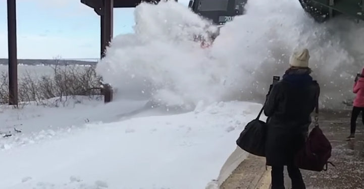 L’incroyable Slow Motion d’un train fonçant dans un tas de neige à l’approche d’une gare !