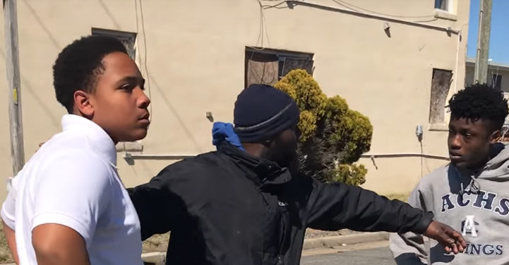 États-Unis : Il sépare deux adolescents d&rsquo;une bagarre et devient la star du net après leur avoir demandé de se serrer la main !