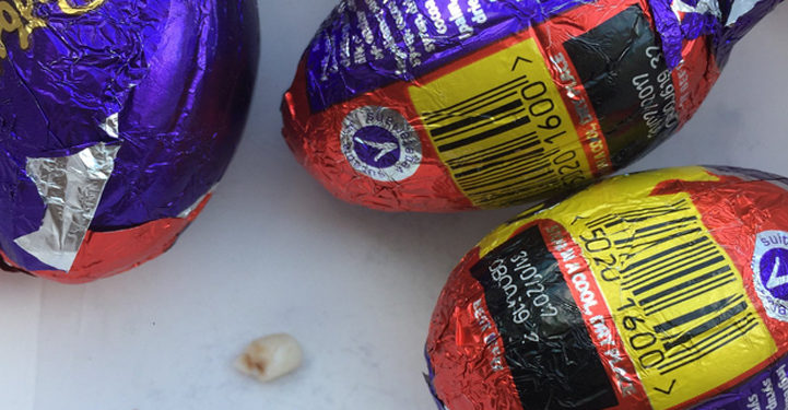 Elle découvre une dent d’enfant en mangeant un œuf en chocolat de pâques