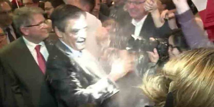 François Fillon se reçoit de la farine en plein visage juste avant son meeting à Strasbourg !