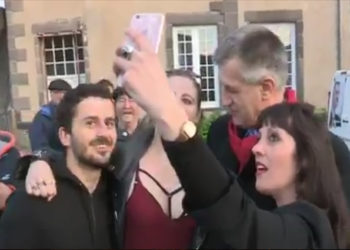 Jean Lassalle regarde ouvertement la poitrine d&rsquo;une femme
