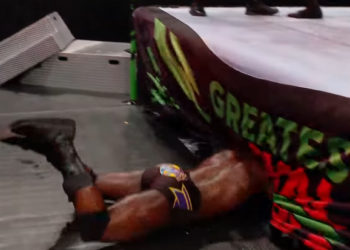 L&rsquo;entrée fracassante du catcheur Titus O&rsquo;Neil pendant le Greatest Royal Rumble