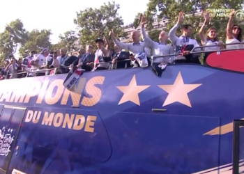 Revivez en images, la descente des bleus sur les Champs-Élysées