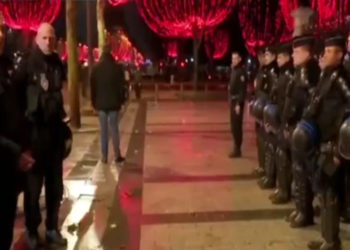 Christophe Castaner se rend sur les Champs-Élysées pour saluer les forces de l&rsquo;ordre