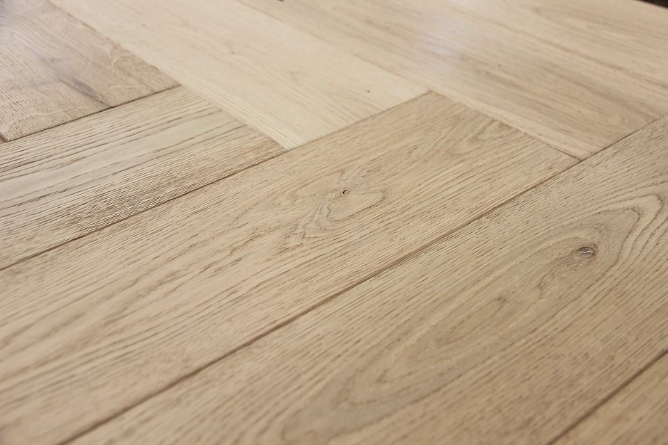 Guide d’achat et de pose du bon parquet flottant pour votre sol