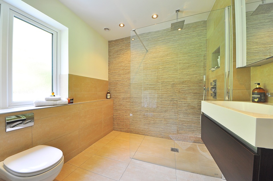 Paroi de douche anticalcaire : les astuces pour bien l’entretenir !