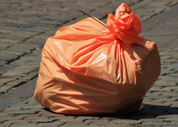 Ils se déguisent en… sac poubelle pour sortir pendant le confinement