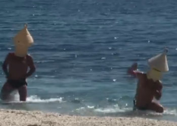 Ils se déguisent en bouée afin de pouvoir se baigner pendant le confinement