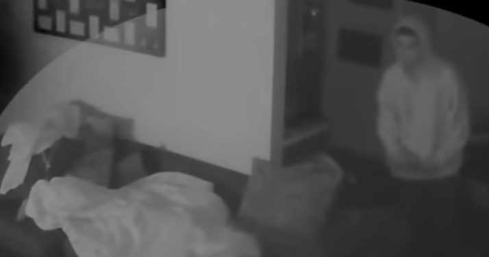 États-Unis : Une adolescente réveillée en pleine nuit par un homme qui l’observe