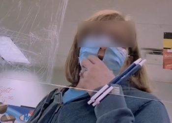 Insolite. Cette femme a fait un trou dans son masque parce qu&rsquo;elle n&rsquo;arrivait pas à respirer…
