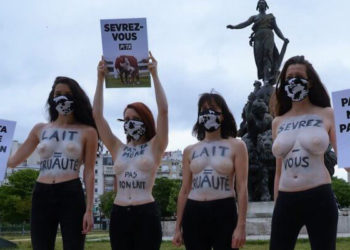 Paris : Trois militantes de PETA protestent seins nus contre la cruauté de l&rsquo;industrie laitière