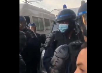 Manifestation pour Adama Traoré : Les images d&rsquo;un policier noir traité de « vendu »