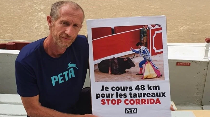 Grimé en taureau, un ultra-marathonien court 48 km contre les corridas