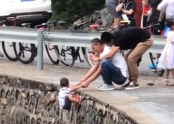 Chine. Les images terribles d&rsquo;un père qui suspend son fils dans le vide au bord d&rsquo;une route