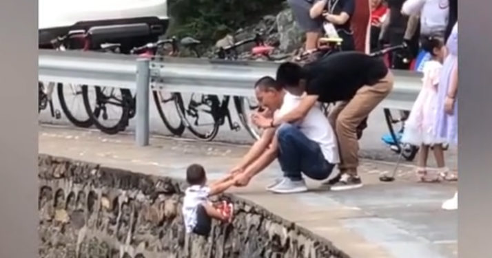 Chine. Les images terribles d&rsquo;un père qui suspend son fils dans le vide au bord d&rsquo;une route