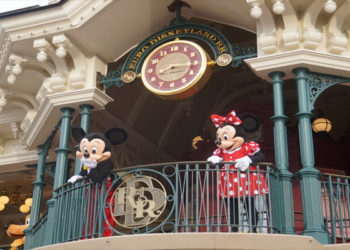 Disneyland Paris. Les visiteurs applaudis par les équipes du parc pour l&rsquo;ouverture officielle