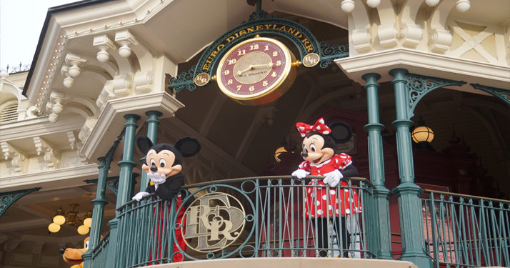 Disneyland Paris. Les visiteurs applaudis par les équipes du parc pour l&rsquo;ouverture officielle