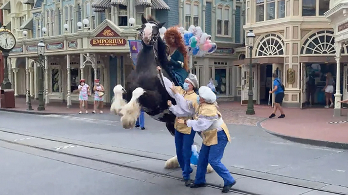 Floride : Un ballon perturbe le passage d&rsquo;un cheval pendant la parade au parc Disney World