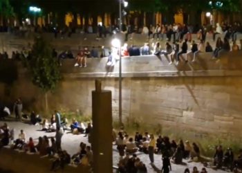 Paris : Des foules de spectateurs à proximité du feu d&rsquo;artifice malgré les appels de la Mairie à ne pas se rassembler