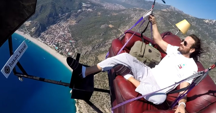 Un pro fait du parapente dans un canapé tout en regardant la télé