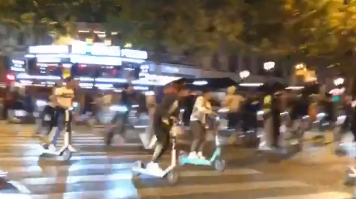 Paris : Le rodéo des trottinettes, le nouveau phénomène aux Champs-Élysées