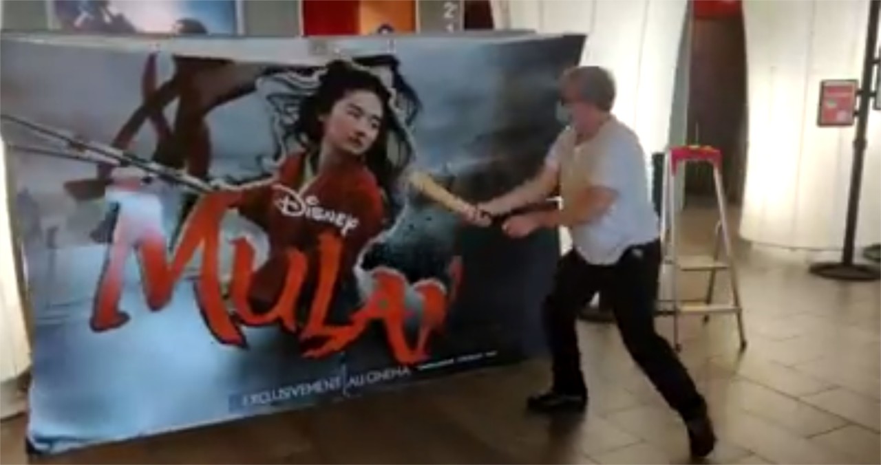 Annulation de la sortie de « Mulan » : Ce directeur de cinéma exprime sa colère en détruisant l&rsquo;affiche du film