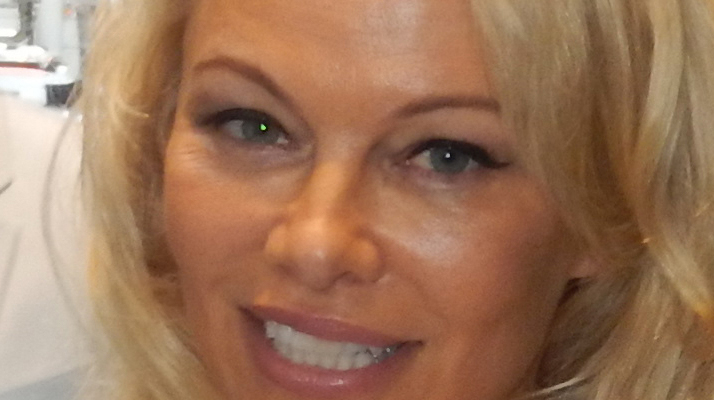 Interdiction de la chasse à la glu : Pamela Anderson remercie Emmanuel Macron