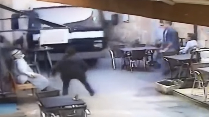 Gironde : Les images impressionnantes d&rsquo;un camion fonçant sur une terrasse de restaurant