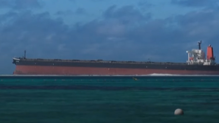 Marée noire à l&rsquo;Ile Maurice : le navire menace de se briser en deux