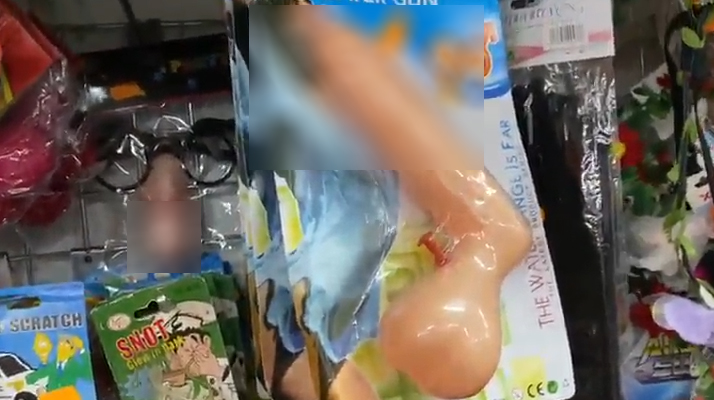 Insolite : Il découvre de drôles de jouets au rayon des enfant…