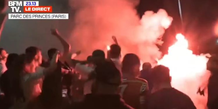 PSG en finale de l’UEFA : Les supporters en nombre et sans distanciation sur les Champs-Élysées