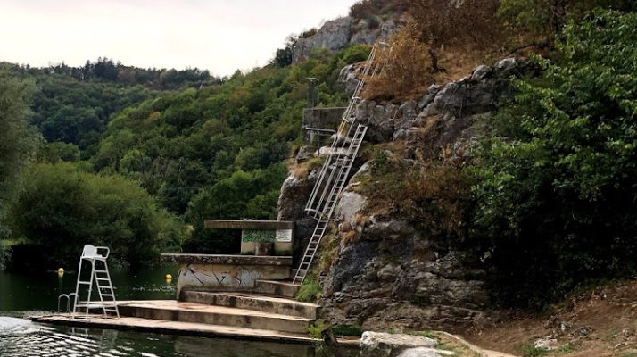 Doubs : Un père de famille frappé à coup de marteau sur le crâne pour une réflexion à la plage