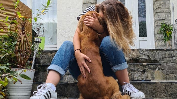 En larmes, Laura annonce avoir retrouvé son chien Koda disparu pendant un tournage sur M6