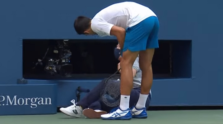 Novak Djokovic disqualifié après une balle envoyée malencontreusement sur une juge de ligne