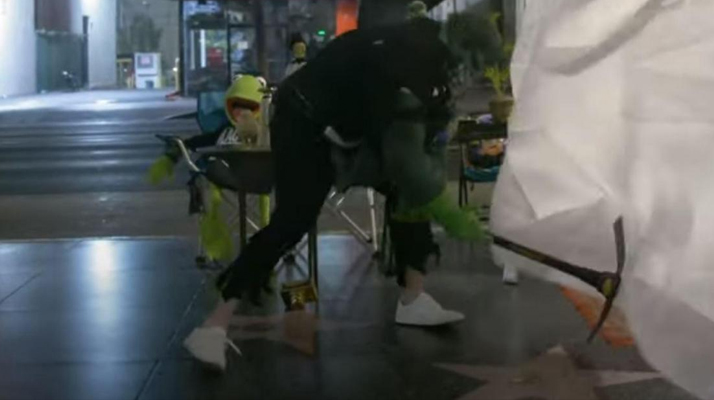Quand Hulk s&rsquo;en prend à l&rsquo;étoile de Donald Trump sur Hollywood Boulevard