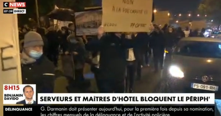 Paris : Des dizaines de serveurs, maîtres d'hôtel, cuisiniers bloquent le périphérique 1