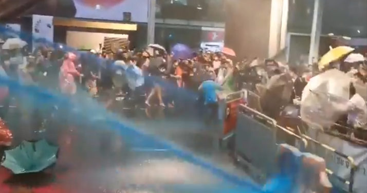 Thaïlande : des milliers de manifestants pro démocratie défilent contre le roi