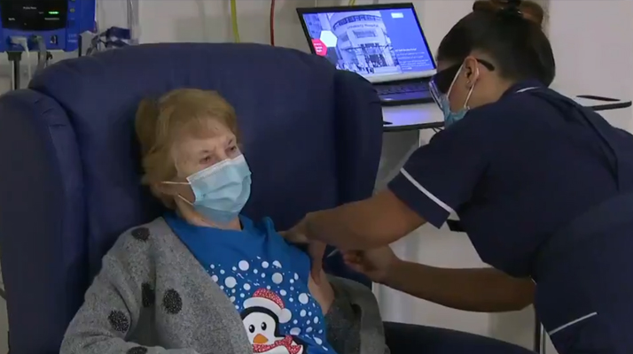 Covid-19. Margaret Keenan, 90 ans, première patiente à recevoir le vaccin Pfizer/BioNTech