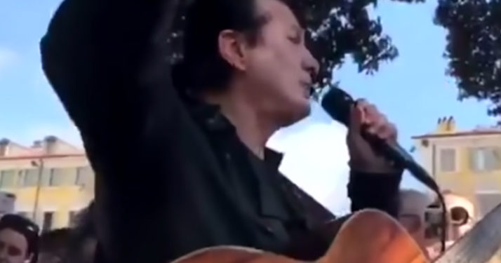 Nice : Le comportement surréaliste de Francis Lalanne qui demande à la foule de s’embrasser sans masque au cours d&rsquo;un rassemblement