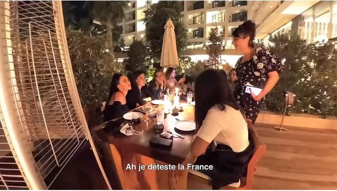 Filmée dans un restaurant à Dubaï, une célèbre candidate de télé-réalité dit « détester » la France