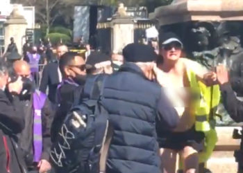 Une manifestante seins nus aux funérailles du Prince Philippe